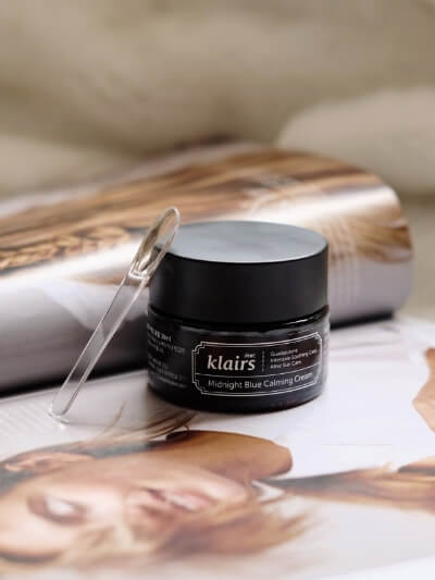 Dear,Klairs Midnight Blue Calming Cream 30 ml. ประกอบไปด้วย 2 ​​ส่วนผสมที่ทราบกันดีว่าช่วยบรรเทาผิวได้อย่างมีประสิทธิภาพ    - Guaiazulene สมุนไพรสกัดจากดอกคาโมไมล์ที่มีประสิทธิภาพในการรักษาอาการอักเสบของเนื้อเยื่อผิวที่เสียหายรวมทั้งสร้างเซลล์ผิวใหม่   ผลทดสอบจากคลินิกของญี่ปุ่น Guaiazulene แสดงผลในเชิงบวก ช่วยบรรเทาอาการแดดเผา และโรคผิวหนังที่เป็นแผล  -สารสกัด Centella Asiatica Extract ในฐานะที่เป็นพืชพื้นเมืองของมาดากัสการ์มันยังเป็นที่รู้จักกันในนาม "เสือหญ้า" และมักใช้ในเครื่องสำอาง   "Centella Asiatica" ช่วยในการสร้างเซลล์ผิวใหม่และป้องกันการเกิดแผลเป็น 