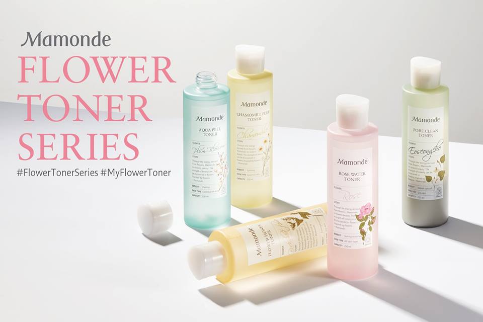 Mamonde ด้วยคุณค่าสารสกัดจากดอกไม้ 5 ชนิด สู่การรังสรรค์โทนเนอร์ 5 สูตร ตัวช่วยสำคัญในการปรับสมดุลสภาพผิวหน้าก่อนการบำรุงให้สะอาดได้อย่างล้ำลึก อีกทั้งยังช่วยเตรียมความพร้อมของผิวเข้าสู่ขั้นตอนการบำรุงผิวพรรณ 