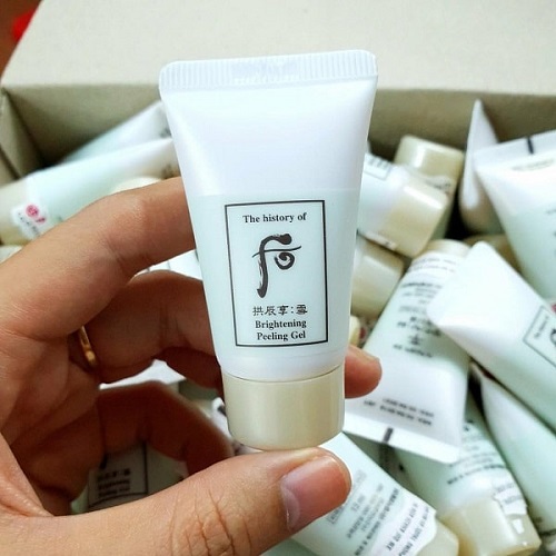 7.Brightening Peeling Gel  13 ml ผลิตภัณฑ์ขจัดเซลล์ผิวเสื่อมสภาพ ช่วยทำความสะอาดผิวเพื่อความกระจ่างใสตั้งแต่ขั้นตอนแรก  • พีลลิ่งเจล  • ขจัดเซลล์ผิวเสื่อมสภาพ ความมัน และสิ่งสกปรกอย่างโอนโยน เพื่อให้ผิวกระจ่างใสอย่างต่อเนื่อง  • ปรับผิวให้เรียบเนียน  เป็นผลิตภัณฑ์ลำดับต่อมาจากการทำความสะอาดผิวหน้า ใช้ 2-3 ครั้ง/สัปดาห์ บีบเนื้อผลิตภัณฑ์ ออกมาในปริมาณที่เหมาะสม แล้วนวดทั่วใบหน้าอย่างเบามือ จากนั้นจึงล้างทำความสะอาดด้วยน้ำอุ่น