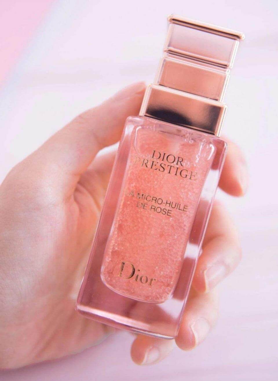 Dior Prestige La Micro - Huile De Rose  เนื้อสัมผัสอันล้ำสมัยที่ทำให้พรีซีรั่มตัวนี้มีพลังในการซึมซาบเข้าสู่ผิวได้อย่างล้ำลึกแบบซีรั่ม ในขณะเดียวกันก็มอบความรู้สึกสบายผิวแบบออยบำรุง ผลลัพธ์ที่ได้คือผิวแข็งแรง สุขภาพดีจากภายใน   สร้างพื้นฐานผิวที่ดี ให้ผิวชุ่มชื้น กระชับ มีชีวิตชีวา
